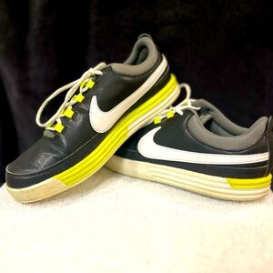 Nike Youth spike-less Golf Shoes Size 5Y
